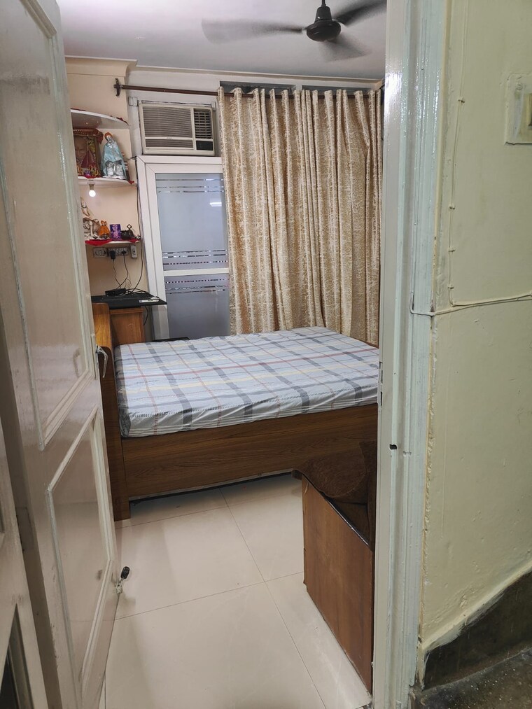 Bedroom, jungpura extension 1 RK 450 Sq.Ft. Builder Floor In Jungpura Extension Delhi 9631501