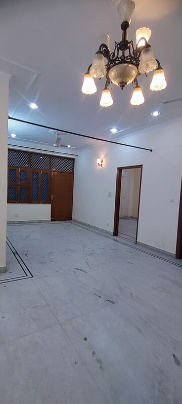 Room in 3 BHK Builder Floor at Sector 37 – for Rent