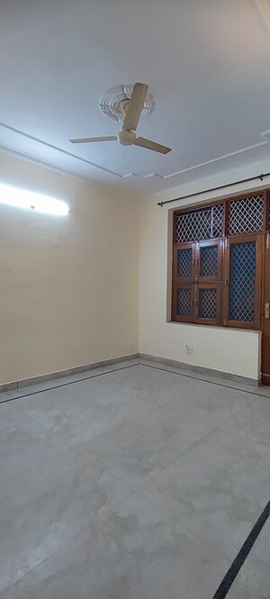 Room in 3 BHK Builder Floor at Sector 37 – for Rent