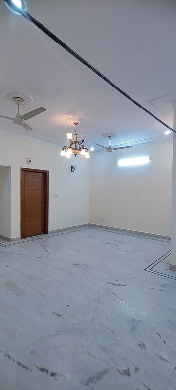 Room in 3 BHK Builder Floor at Sector 37 – for Rent