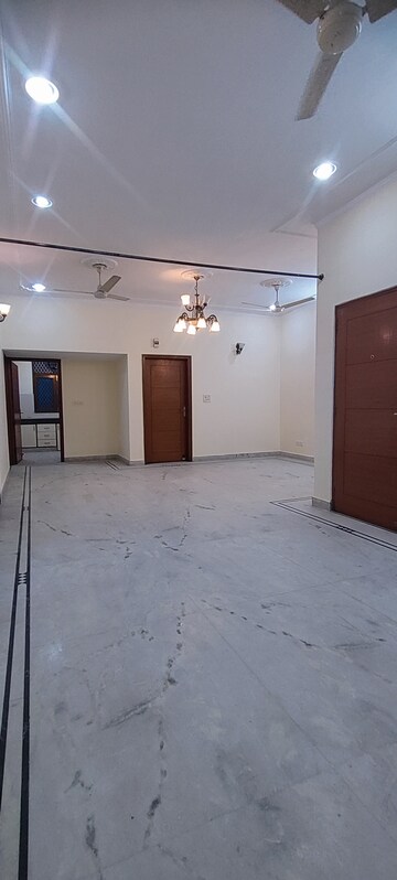 Room in 3 BHK Builder Floor at Sector 37 – for Rent