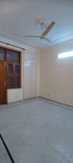 Room in 3 BHK Builder Floor at Sector 37 – for Rent