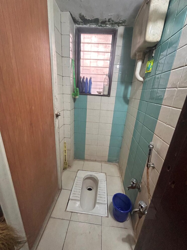 Bathroom, shubham-chs-vile-parle-east 1 Bedroom 550 Sq.Ft. Apartment In Vile Parle East Mumbai 9631670