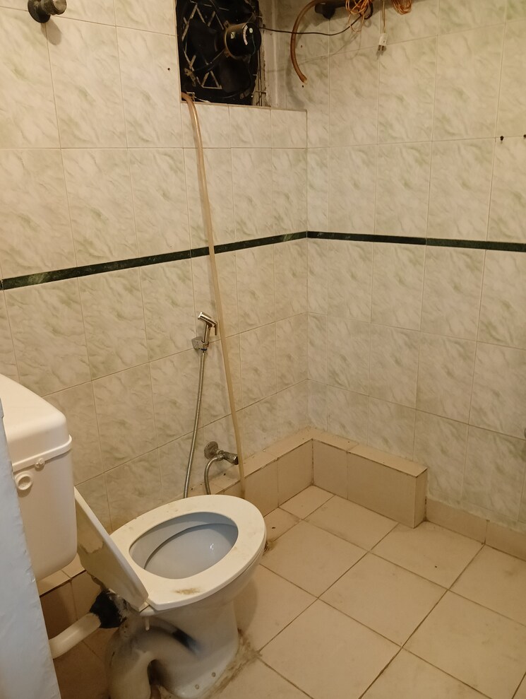 Bathroom, everest-apartments-rwa 1 RK 400 Sq.Ft. Apartment In Kalkaji Delhi 9631708