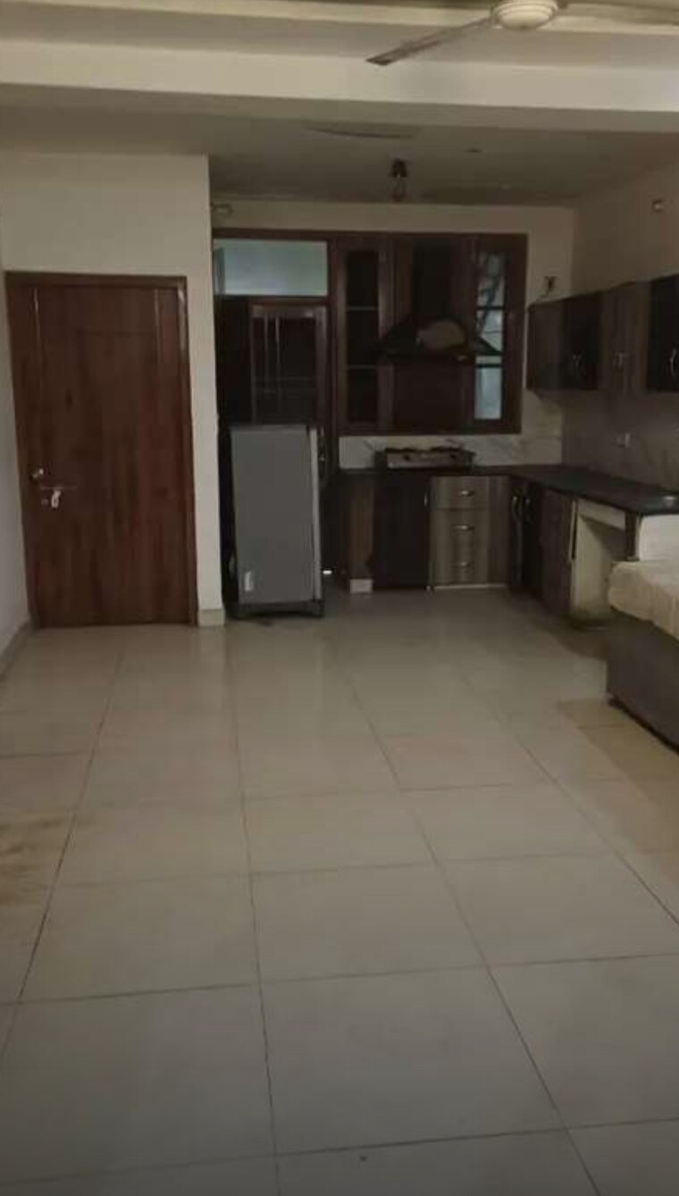 Room, gomti nagar 3 Bedroom 1200 Sq.Ft. Apartment In Gomti Nagar Lucknow 9631743