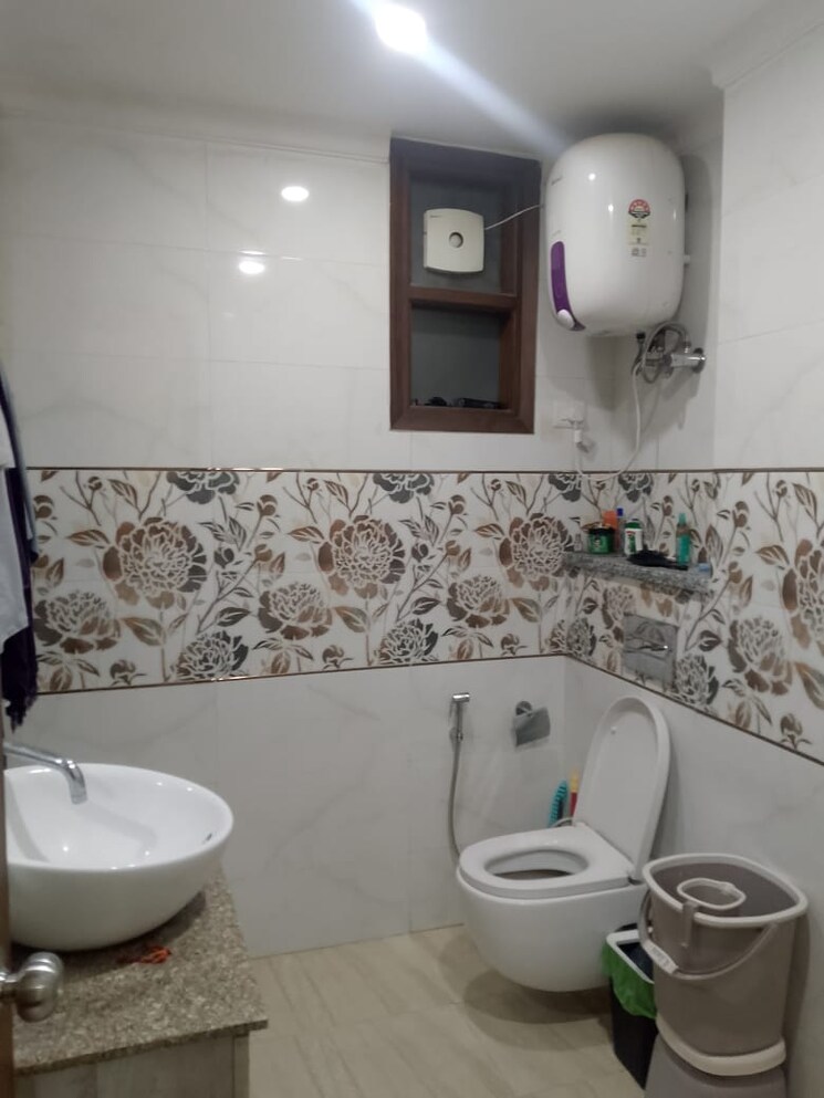 Bathroom, vijay-ratan-vihar 3 Bedroom 1800 Sq.Ft. Apartment In Sector 15 Gurgaon 9631742