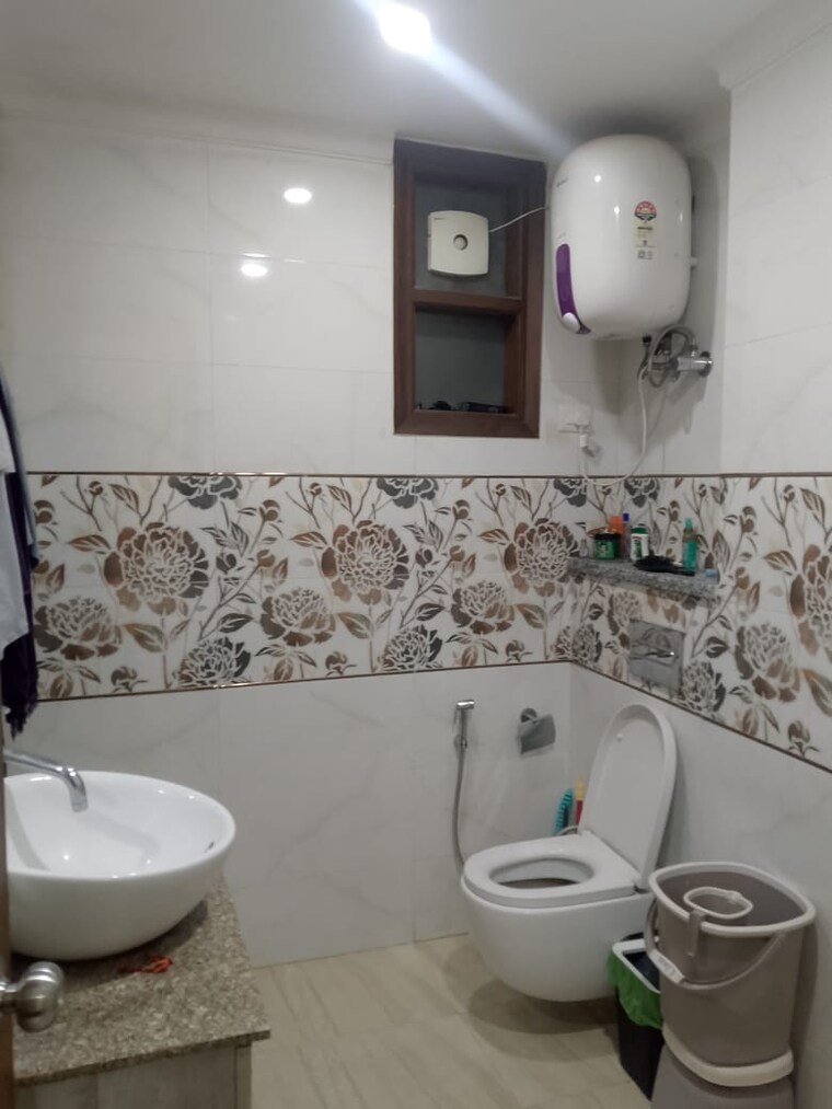 Bathroom, vijay-ratan-vihar 3 Bedroom 1800 Sq.Ft. Apartment In Sector 15 Gurgaon 9631742