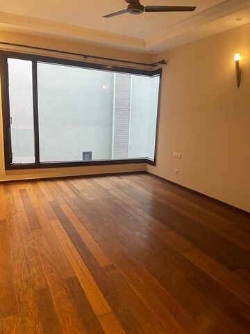 Room in 4 BHK Apartment at Vasant Vihar – for Rent