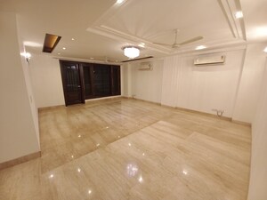 Room in 4 BHK Apartment at Veera Safdarjung Enclave, Safdarjung Enclave – for Rent