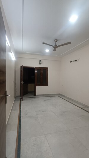 Room in 3 BHK Builder Floor at Unitech Arcadia, South City 2 – for Rent