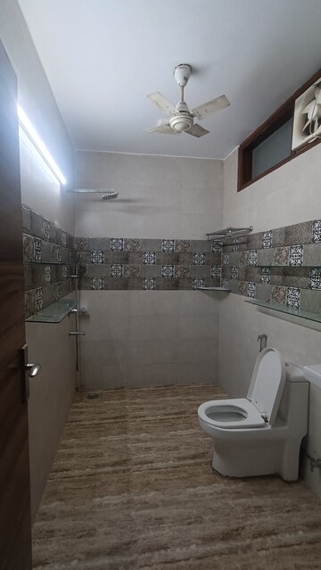 Bathroom in 3 BHK Builder Floor at Unitech Arcadia, South City 2 – for Rent