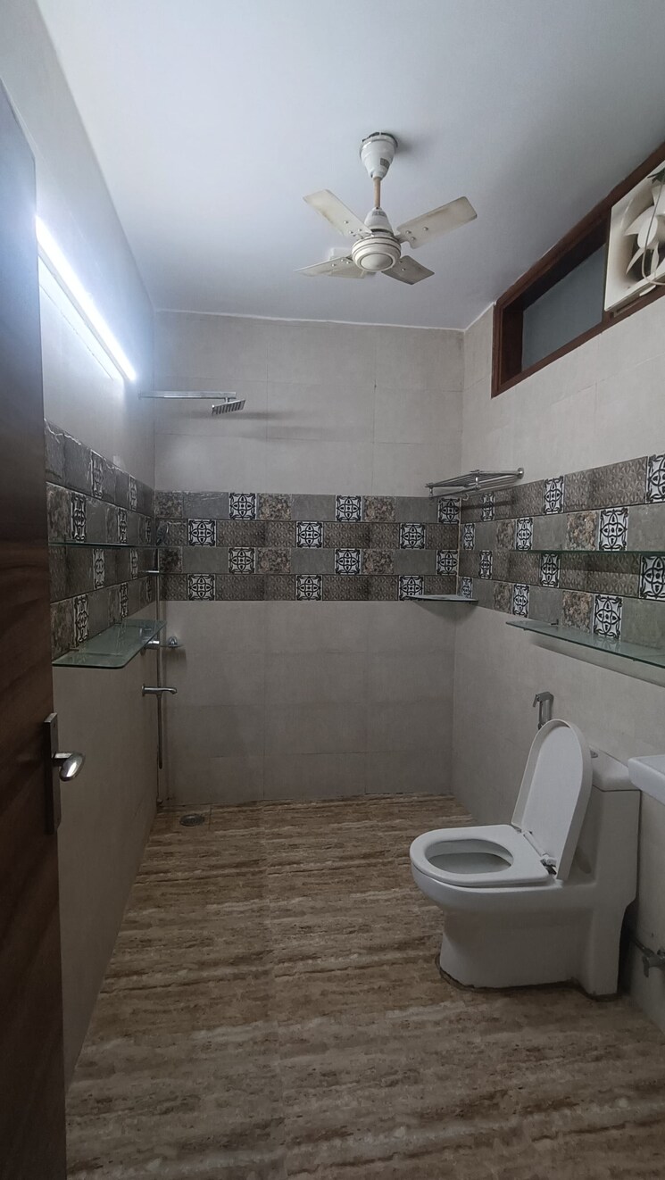 Bathroom, unitech-arcadia 3 Bedroom 1900 Sq.Ft. Builder Floor In South City 2 Gurgaon 9631867