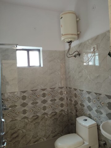 Bathroom in 2 BHK Builder Floor at Sector 40 – for Rent