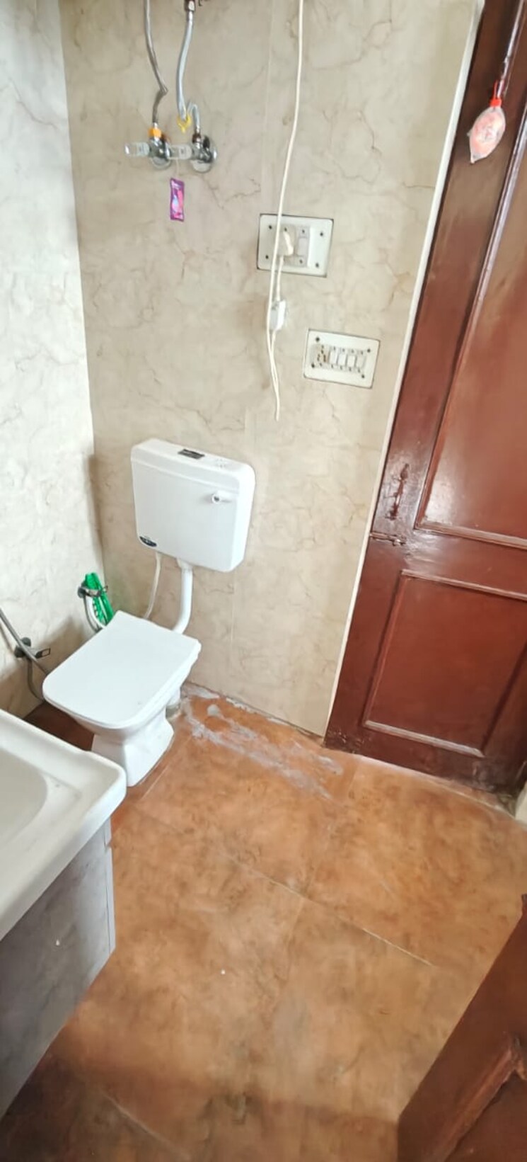 Bathroom, gujranwala town 3 Bedroom 1350 Sq.Ft. Builder Floor In Gujranwala Town Delhi 9498610