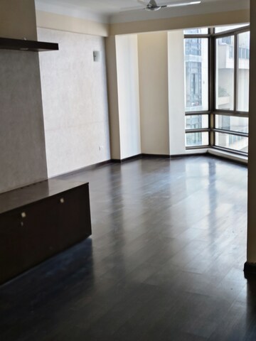 Room in 5 BHK Apartment at Unitech The World Spa, Sector 30 – for Sale