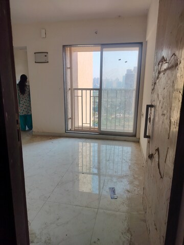 Room in 1 BHK Apartment at Metropolis Bayside, Kasarvadavali – for Sale