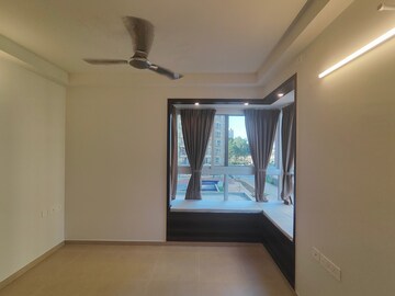 Room in 3.5 BHK Apartment at Bhartiya Nikoo Homes Phase 2, Thanisandra Main Road – for Rent