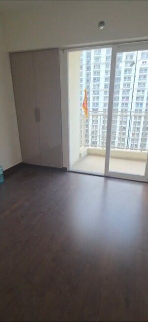 Room in 2.5 BHK Apartment at Mahagun Mantra II, Sector 10 Greater Noida – for Rent