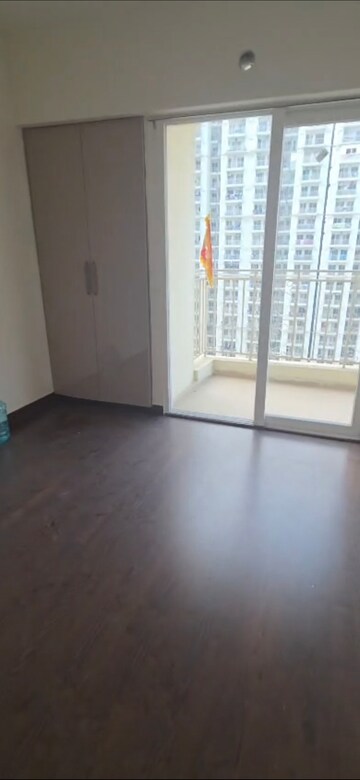 Room in 2.5 BHK Apartment at Mahagun Mantra II, Sector 10 Greater Noida – for Rent