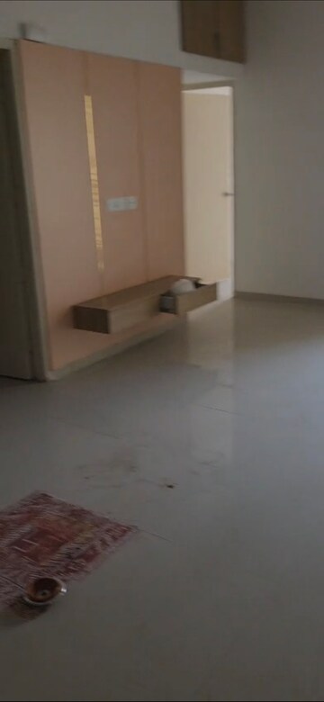 Room in 2.5 BHK Apartment at Mahagun Mantra II, Sector 10 Greater Noida – for Rent