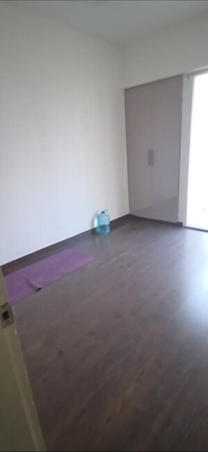 Room in 2.5 BHK Apartment at Mahagun Mantra II, Sector 10 Greater Noida – for Rent