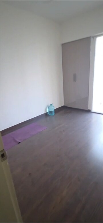 Room in 2.5 BHK Apartment at Mahagun Mantra II, Sector 10 Greater Noida – for Rent