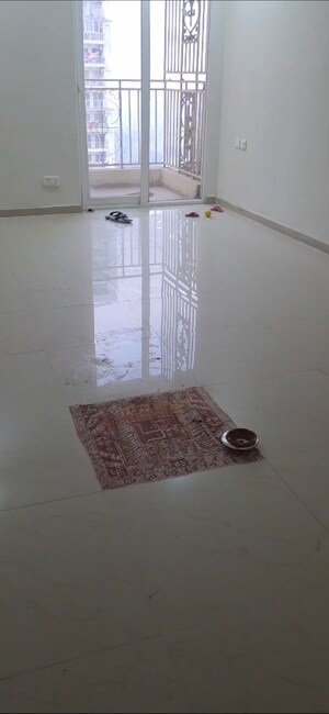 Room in 2.5 BHK Apartment at Mahagun Mantra II, Sector 10 Greater Noida – for Rent