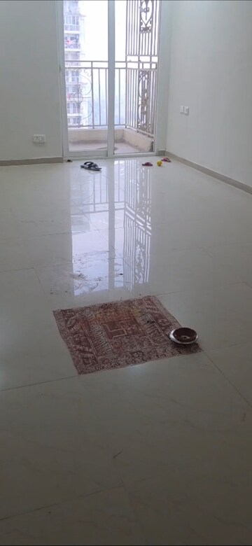 Room in 2.5 BHK Apartment at Mahagun Mantra II, Sector 10 Greater Noida – for Rent