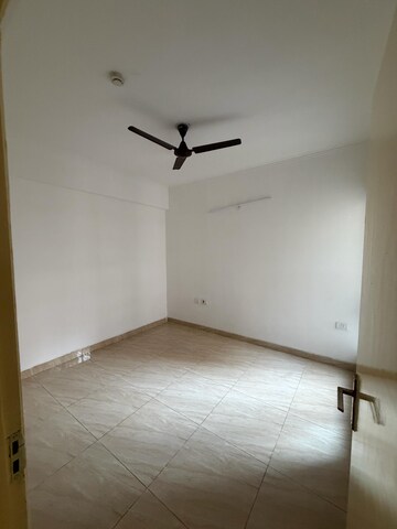 Room in 2.5 BHK Apartment at Gaur City 2 - 12th Avenue, Sector 16c Greater Noida – for Rent