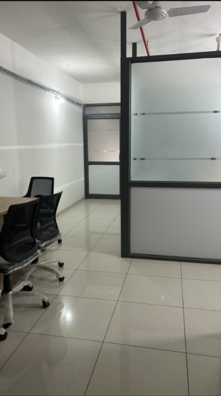 Team Area, chandkheda Commercial Office Space 1100 Sq.Ft. In Chandkheda Ahmedabad 9608843