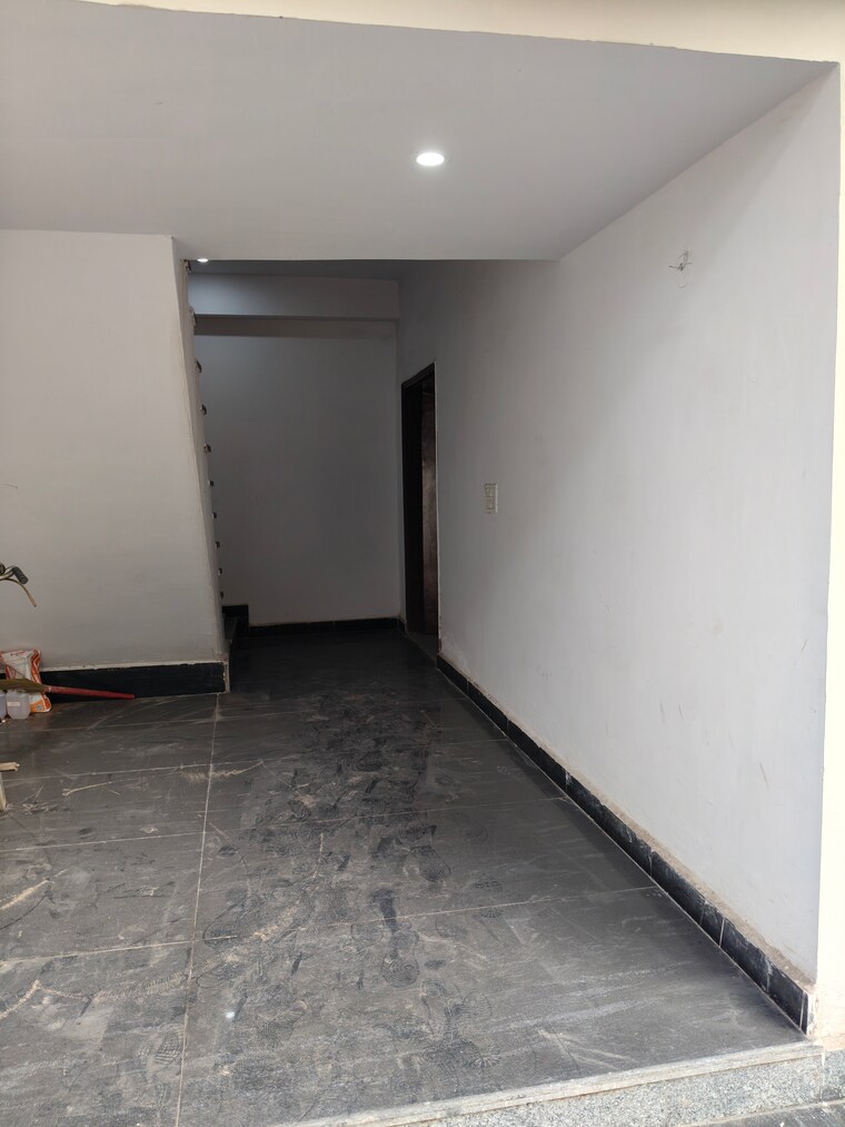 Room, sector 69 Commercial Warehouse 900 Sq.Yd. In Sector 69 Noida 9632206