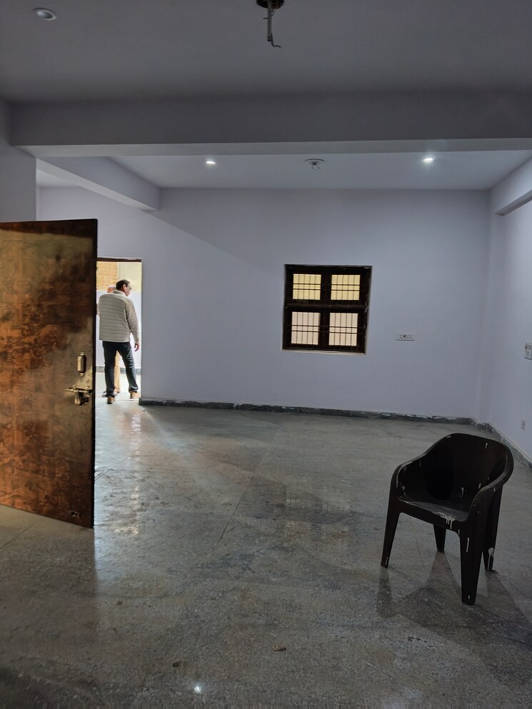  Parking, sector 69 Commercial Warehouse 900 Sq.Yd. In Sector 69 Noida 9632206