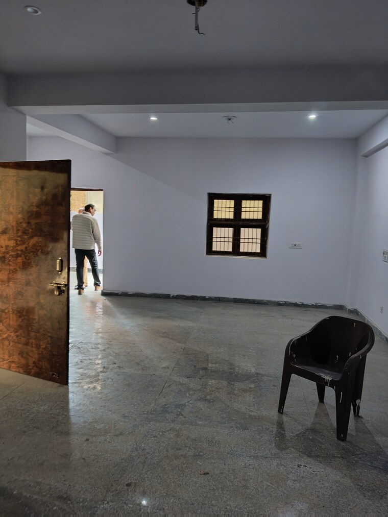  Parking, sector 69 Commercial Warehouse 900 Sq.Yd. In Sector 69 Noida 9632206