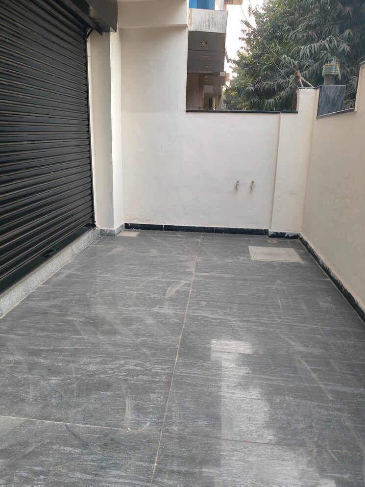 Room, sector 69 Commercial Warehouse 900 Sq.Yd. In Sector 69 Noida 9632206