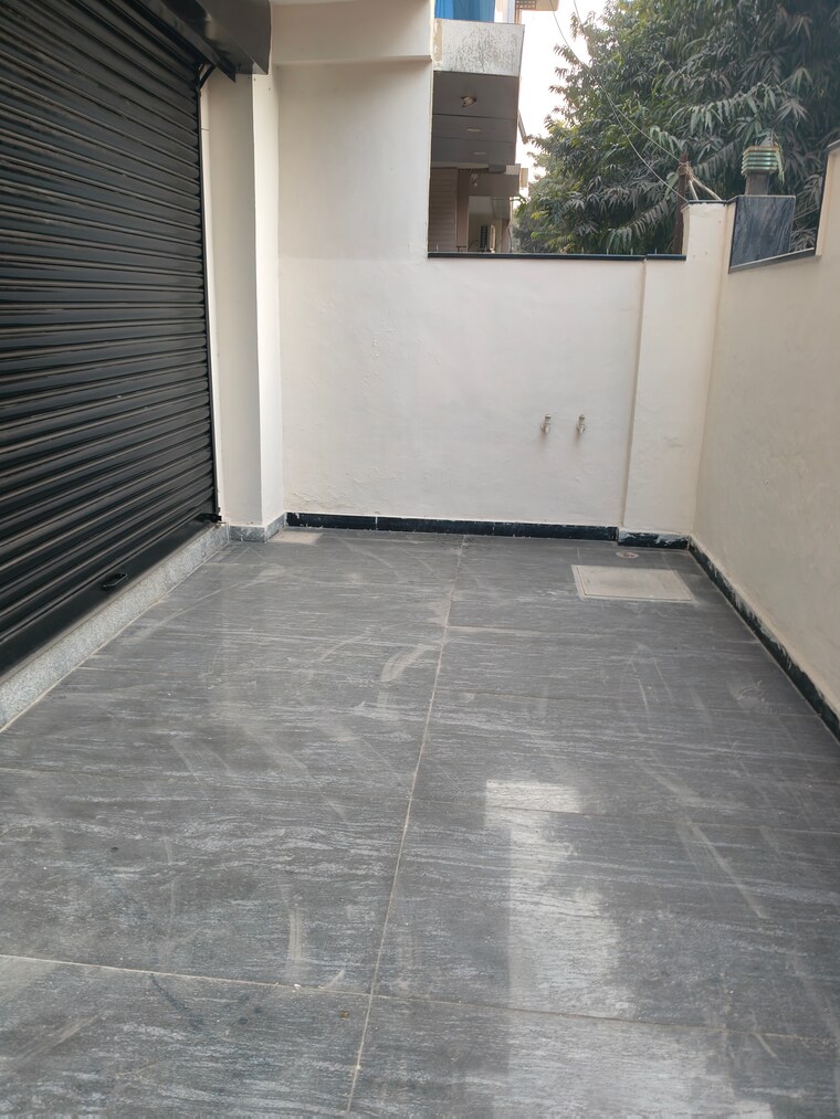 Room, sector 69 Commercial Warehouse 900 Sq.Yd. In Sector 69 Noida 9632206