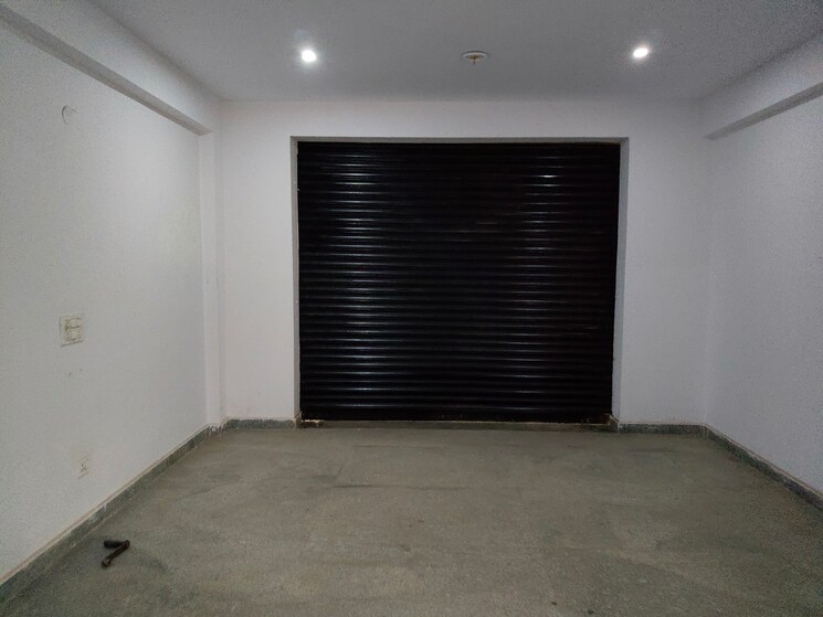Room, sector 69 Commercial Warehouse 900 Sq.Yd. In Sector 69 Noida 9632206