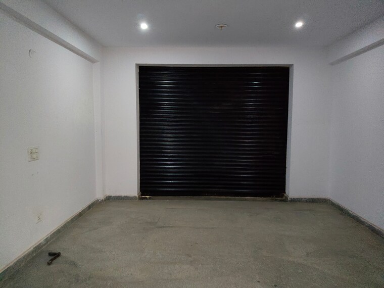 Room, sector 69 Commercial Warehouse 900 Sq.Yd. In Sector 69 Noida 9632206