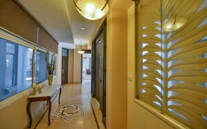 Team Area in 4 BHK Apartment at Panchsheel Park – for Rent