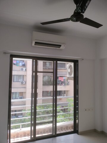 Room in 1 BHK Apartment at Dedhia Elita, Ghodbunder Road – for Rent