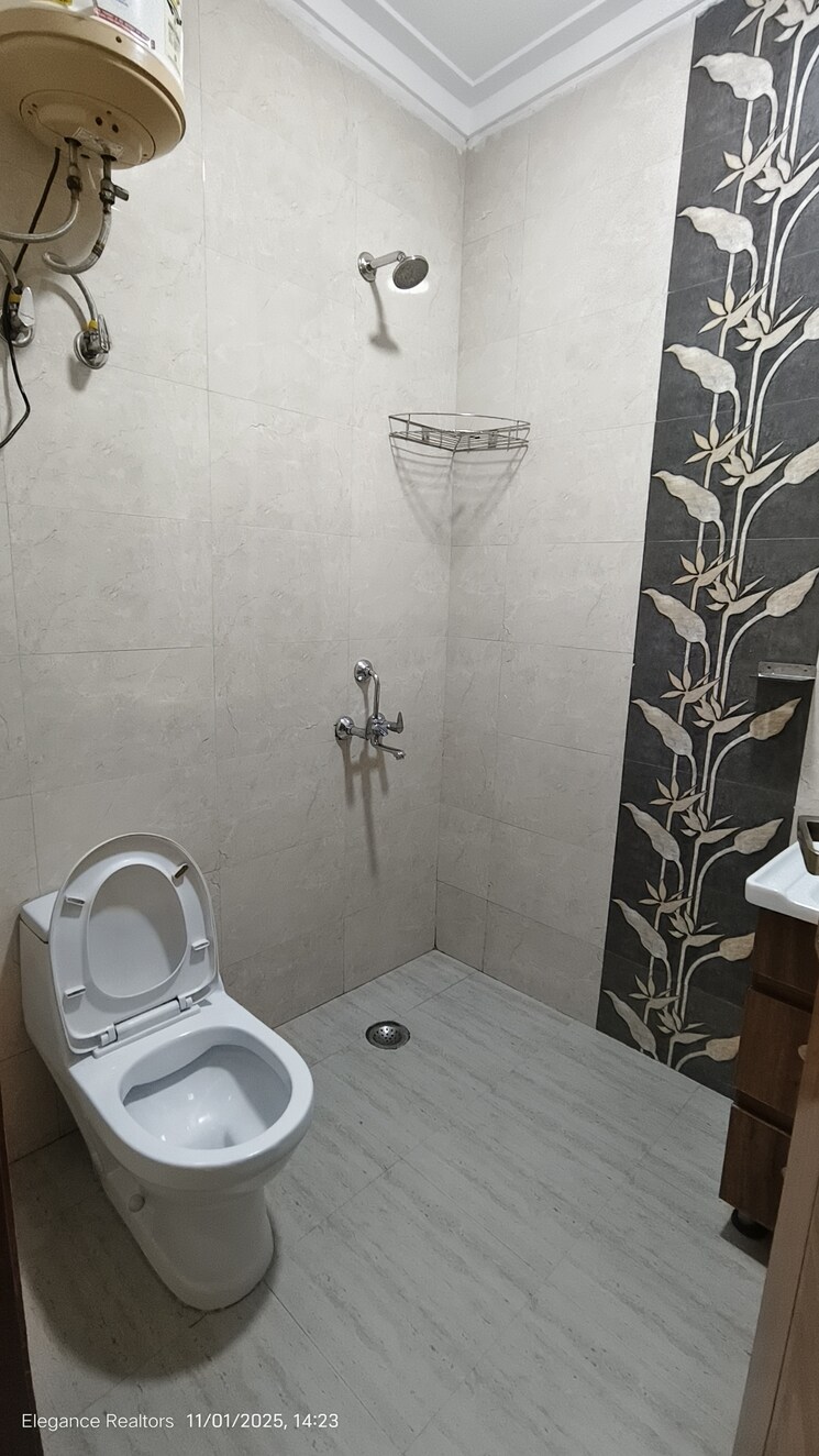 Bathroom, vasant kunj 3 Bedroom 1500 Sq.Ft. Builder Floor In Vasant Kunj Delhi 9632374