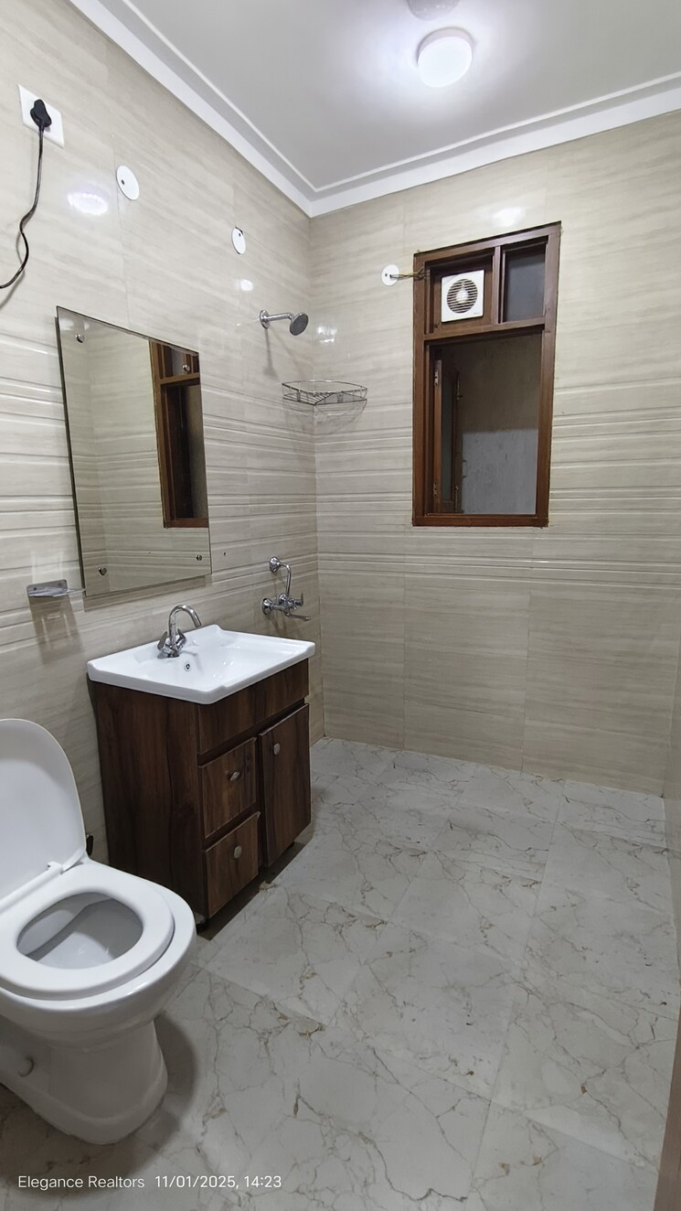 Bathroom, vasant kunj 3 Bedroom 1500 Sq.Ft. Builder Floor In Vasant Kunj Delhi 9632374