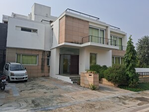 6+ BHK Villa – Exterior View View at Vatika Signature Villas, Sector 82 - for Sale