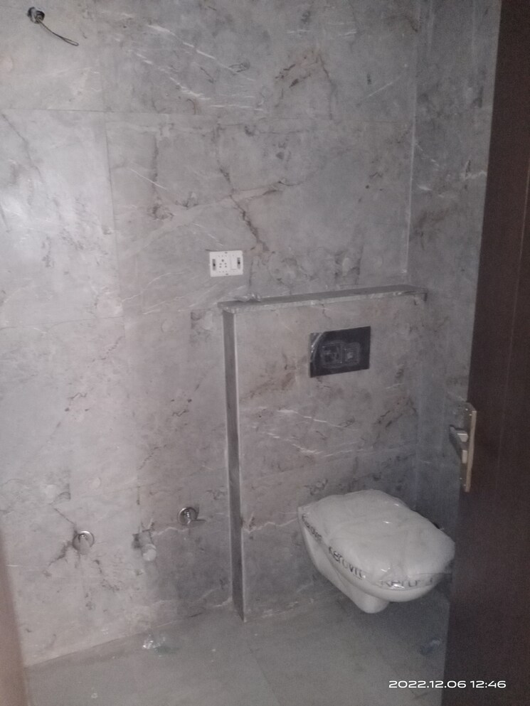 Bathroom, vasant kunj 3 Bedroom 1350 Sq.Ft. Builder Floor In Vasant Kunj Delhi 9632447