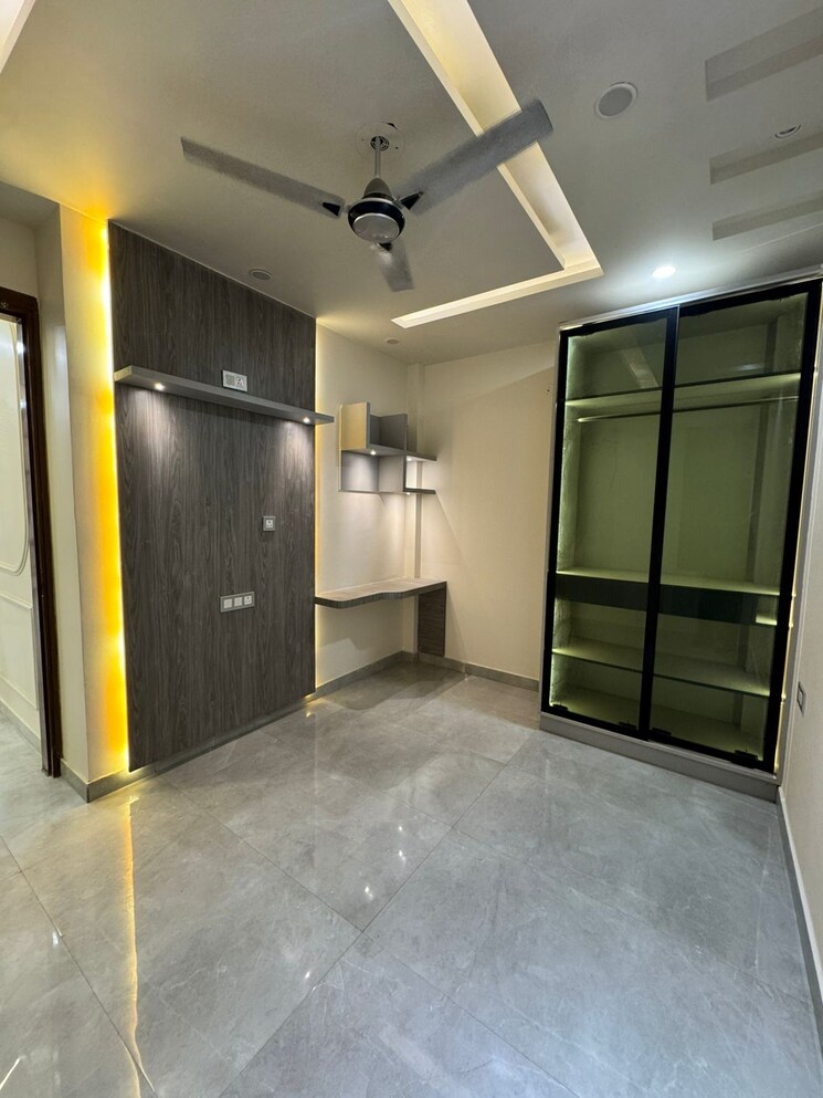 Room, rama park 3 Bedroom 90 Sq.Yd. Builder Floor In Rama Park Delhi 9632458