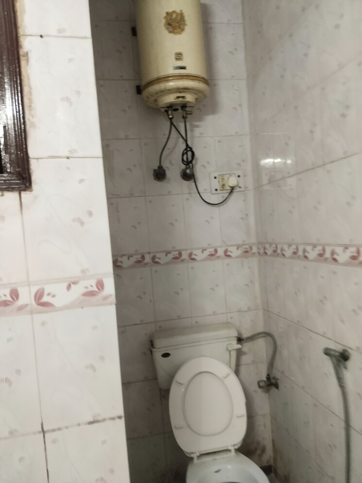 Bathroom, savitri nagar 2 Bedroom 900 Sq.Ft. Builder Floor In Savitri Nagar Delhi 9632456