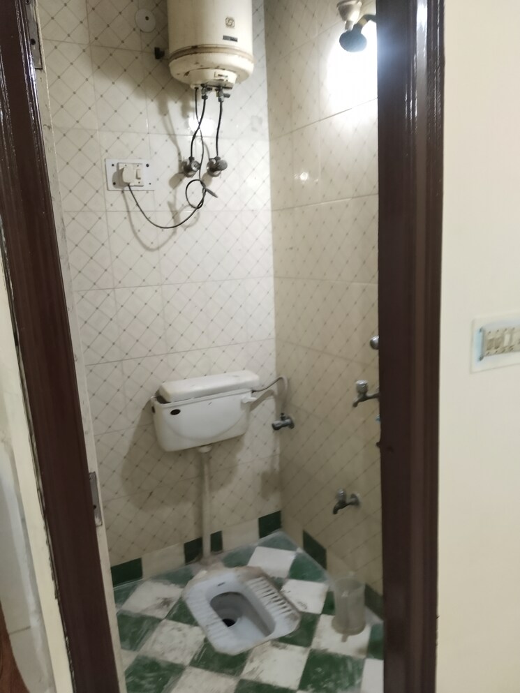 Bathroom, savitri nagar 2 Bedroom 900 Sq.Ft. Builder Floor In Savitri Nagar Delhi 9632456