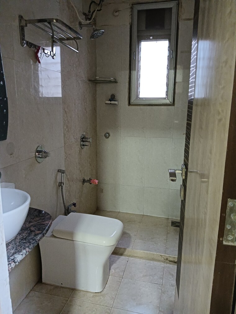 Bathroom, everest-classique 1 Bedroom 550 Sq.Ft. Apartment In Vile Parle East Mumbai 9632477