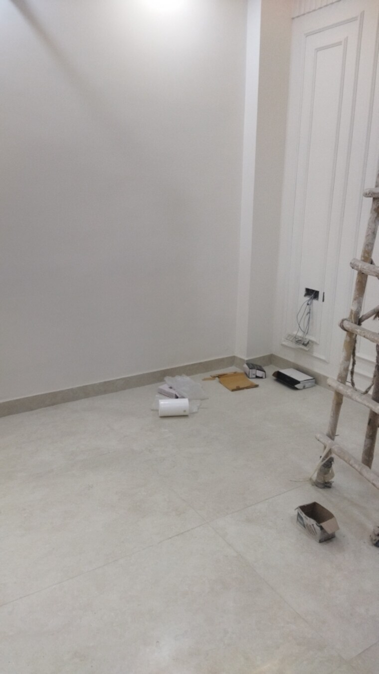 Room, rohini sector 24 3 Bedroom 900 Sq.Ft. Builder Floor In Rohini Sector 24 Delhi 9632494