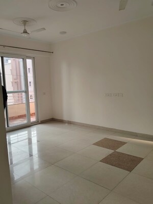 Room in 4 BHK Apartment at Sector 6 – for Rent