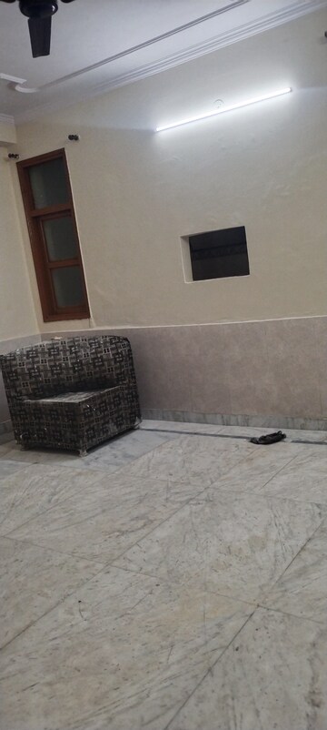 Living Room in 2.5 BHK Builder Floor at Mayur Vihar Phase 1 – for Rent